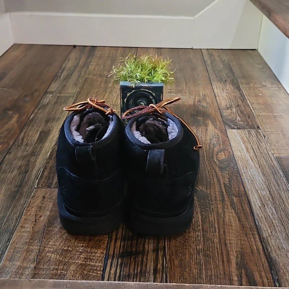 UGG Men's Black Chukka Suede Leather Boots‎ with Brown Laces. Size 10